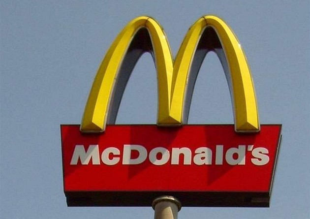 V britské pobočce McDonald’s pracovali jako moderní otroci Češi. Bydleli v kůlně