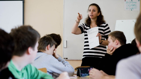 Žáci se měli učit lehčí matematiku, ale banky a ministerstvo financí řekly ne. Experti museli předělat osnovy