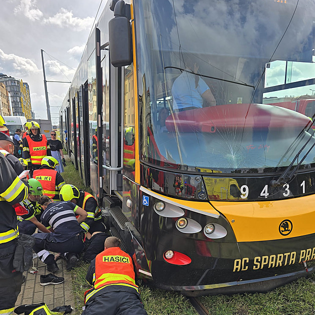 Žena šla s dětmi a srazila ji tramvaj, vyprošťovali ji hasiči