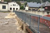 ‚Bez výtahu a teplé vody je to na nic.‘ Lidé v Hanušovicích se vrací do vytopených domovů