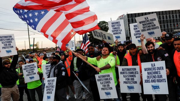 Námořní přístavy v USA zablokovala stávka dokařů za vyšší mzdy. Byznys varuje před paralýzou celého hospodářství