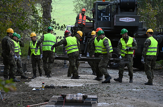 Armáda dokončila provizorní most v Bělé pod Pradědem, na řadě je Velká Kraš