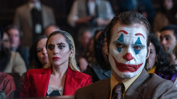 Joker šílí podruhé, tentokrát i láskou. Nový film s rozšklebeným antihrdinou přináší dávku nekorektního výsměchu