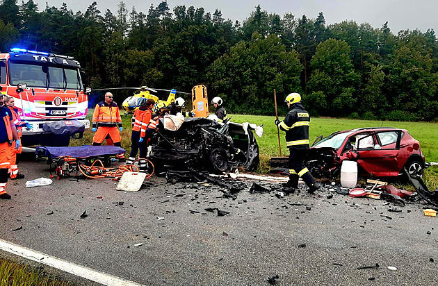 Náctiletý šofér vjel do protisměru, čelní střet nepřežila řidička ve druhém voze