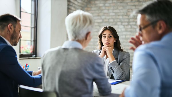 První návrh transparentních odměn: Co musí firmy říct o mzdách na rovinu a jaké jsou zakázané otázky?