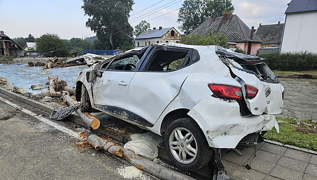 Rozbouřená řeka utrhla silnici, topící se manžele z auta vytáhli hasiči