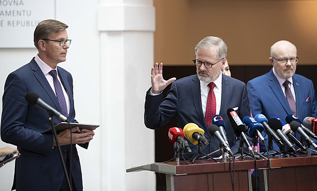 KOMENTÁŘ: Političtí lumíci proměnění v zajíce běží o život. Před odpovědností neutečou