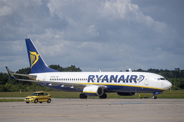 Letounu Ryanair v Itálii hořel motor, pasažéry evakuovali po skluzavkách