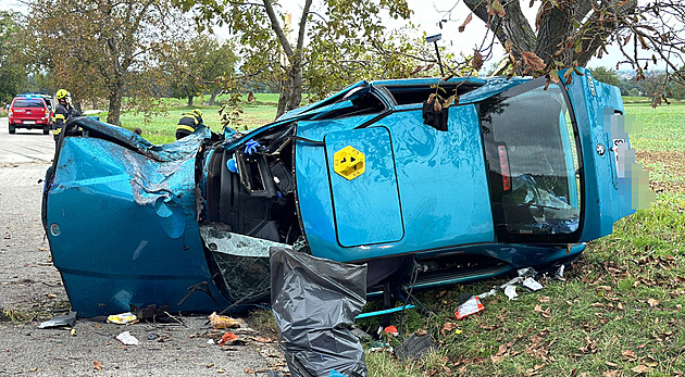 Auto se po kotoulech zastavilo až o strom. U nehody zasahoval vrtulník