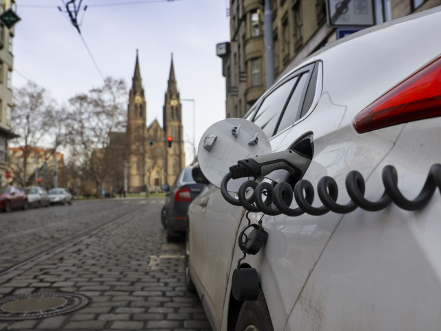 Brusel smí prosadit cla na čínské elektromobily. Proti bylo málo hlasů