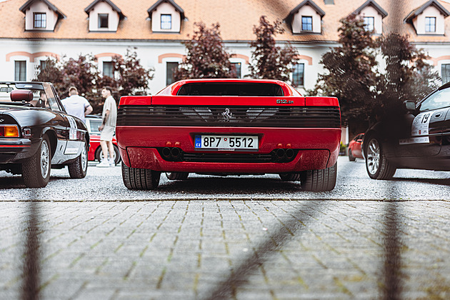 Ferrari Testarossa slaví čtyřicátiny. Automobilová sexbomba má rudou hlavu