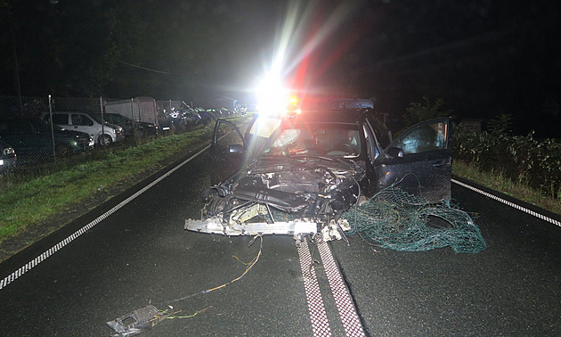 Mladý řidič vletěl ze zatáčky rovnou do autobazaru, trefil deset vozů