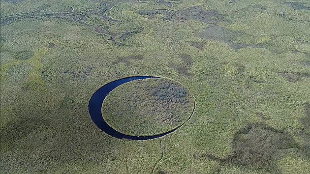 Na řece se otáčí tajemné oko. Konspirátorům jednoduché vysvětlení nestačí