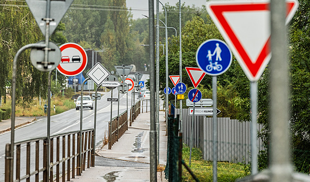 Pozor, migrace syslů. Dopravních značek je příliš, místy ohrožují bezpečnost