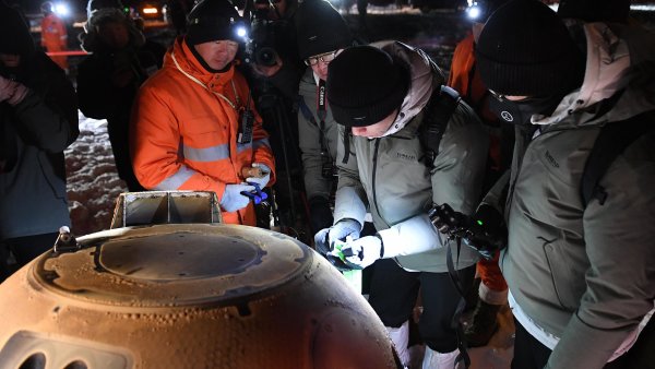 Tři skleněné kuličky dovezené čínskou sondou dokazují, že dinosauři mohli spatřit soptící Měsíc