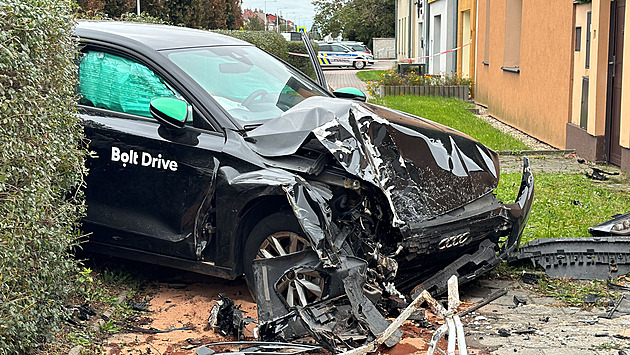 Zdrogovaná řidička ujížděla policii. Narazila do domu a snažila se utéct