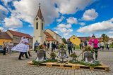 Do věže kostela sv. Bartoloměje v Hruškách se po více než třech letech od tornáda vrací zvony