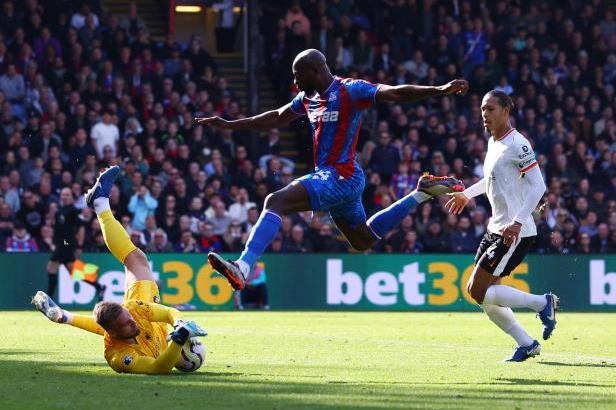 

Jaroš si v Selhurst Parku připsal debut v Premier League, výhru Liverpoolu trefil Jota

