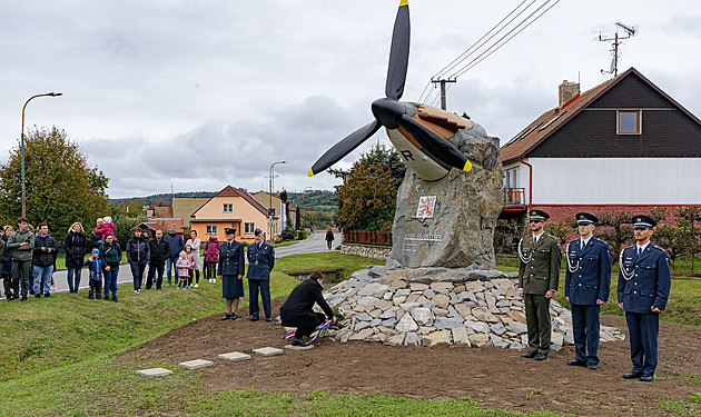 Osamělý vlk má pomník v rodné vsi. Otaslavice si připomněly letecké eso