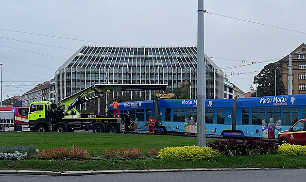 V pražských Dejvicích vykolejila tramvaj. Narušilo to provoz, nikdo nebyl zraněn