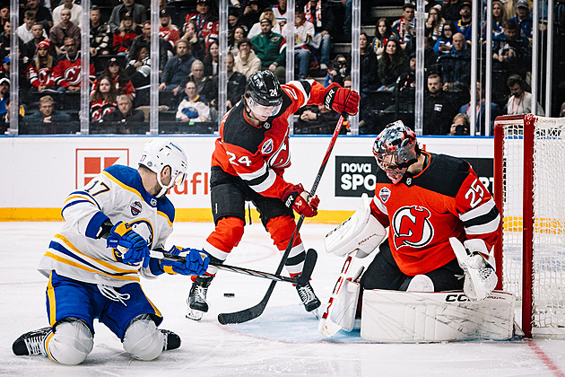 Zákrok sezony na úvod NHL? Markström v Praze vytáhl famózní zásah hokejkou