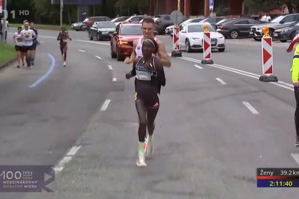 

Století maratonu v Košicích. Oslavu ozdobil ženský traťový rekord

