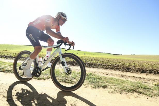 

Van der Poel přidává do sbírky i gravelový titul z MS. Vakoč neuspěl

