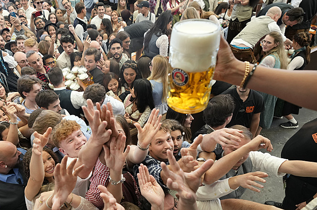 Na Oktoberfest zavítalo 6,7 milionu lidí, méně než loni. Klesla i spotřeba piva