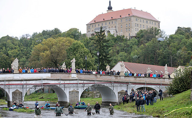 S obřím negativem v akci. Fotografovi pózovalo na barokním mostě 550 lidí