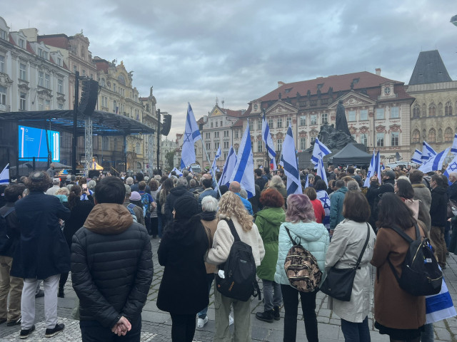 „Byl zasažen celý židovský svět, i český.“ Stovky lidí podpořily Izrael v centru Prahy