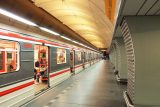 Pád člověka zastavil metro B v úseku mezi stanicemi Nové Butovice a Florenc. Muž na místě zemřel