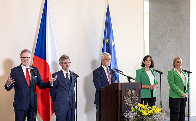 Premiér přes tři sta tisíc, ministr dvě stě. Čeští politici by si mohli polepšit