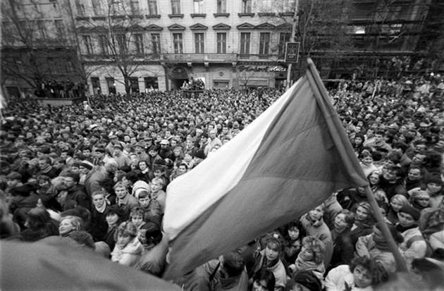 Průvod v roce 1989 možná vedli lidé ze Správy sledování StB, uvádí analýza