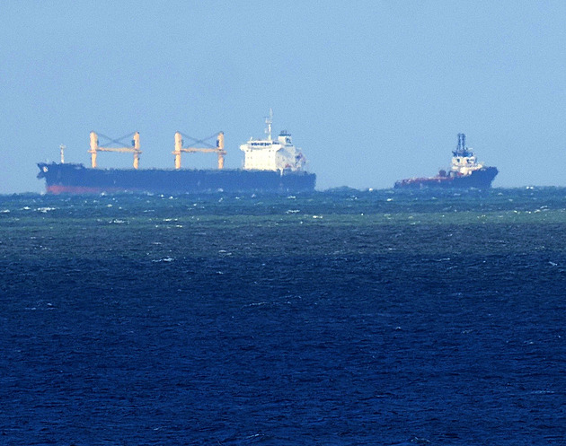 Ruská plovoucí „megabomba“. Přístavy nechtějí nechat zakotvit poničenou loď