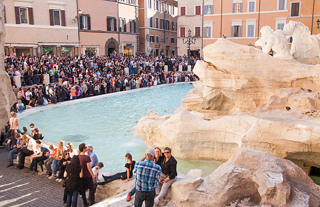 V Římě začali opravovat fontánu di Trevi, turisté ji uvidí z visuté lávky