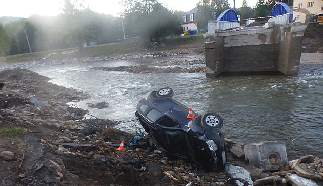 Řidič sjel do koryta řeky. Navigace mu po povodni nehlásila chybějící kus silnice