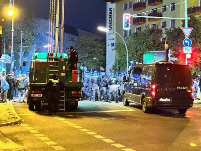 VIDEO: Propalestinský protest v Berlíně se zvrhl v nepokoje, aktivisté stavěli barikády