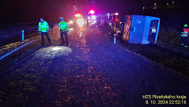 Autobus se převrátil na silnici plné bahna z polí, zemědělci hrozí tučná pokuta