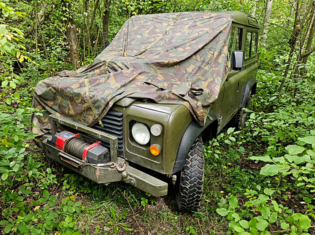 Drahý Land Rover ukryl zloděj pod plachtou v lese. Kradl, aby nakrmil štěňata