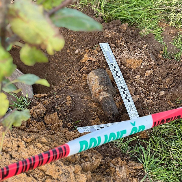 Muž našel u Podbořan granát a odnesl si ho domů, policie evakuovala panelák