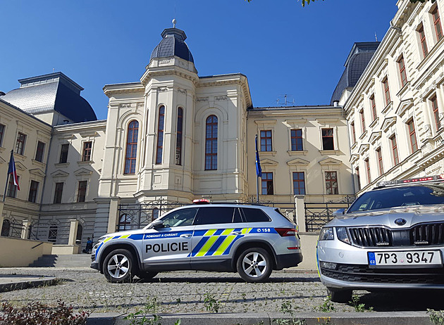 Recidivista nahlásil bombu na soudu. Chtěl odlákat policisty od kradeného auta