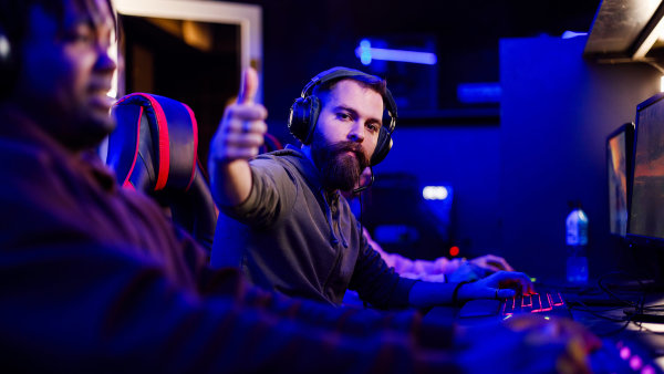 Doping, úplatky a sprostá slova. Rozvoj e-sport přináší právníkům nový byznys