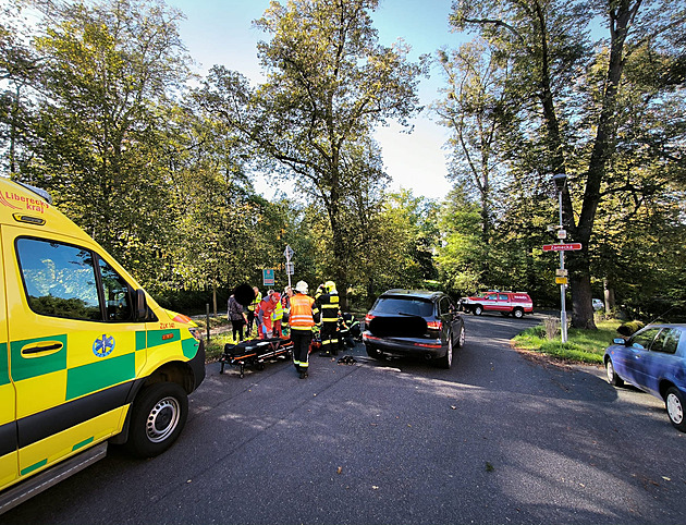 Řidič SUV srazil u školy dívku. S těžkým zraněným zůstala zaklíněná pod autem