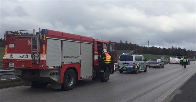 Na dálnici D4 havarovala dvě auta, další srazilo člověka. Směr na Prahu stojí