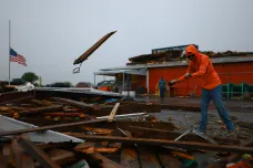 Florida uklízí spoušť po hurikánu, miliony lidí jsou bez proudu