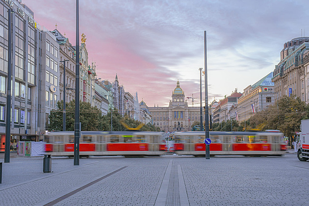 Při rekonstrukci trati na Václaváku přibyly stožáry, kazí výhled na muzeum