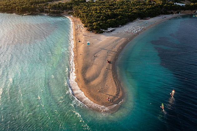 Slavná chorvatská pláž Zlatni rat je k nepoznání. Bouře jí sebrala špičku