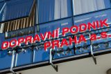 Detektivové z Národní centrály proti organizovanému zločinu zasahují v pražském dopravním podniku