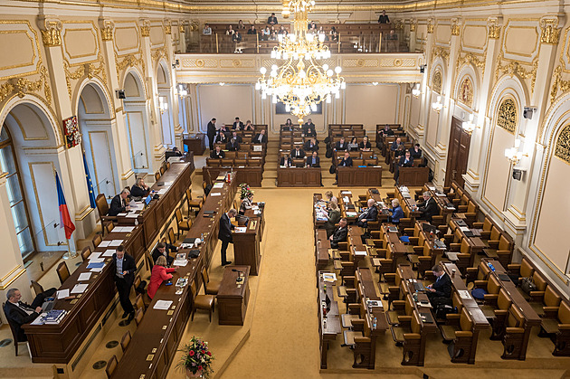 Morálka politiků se má hodnotit přísněji, míní víc než polovina Čechů