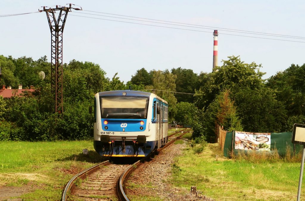 U Prahy se málem srazily dva osobní vlaky, zastavily 30 metrů od sebe